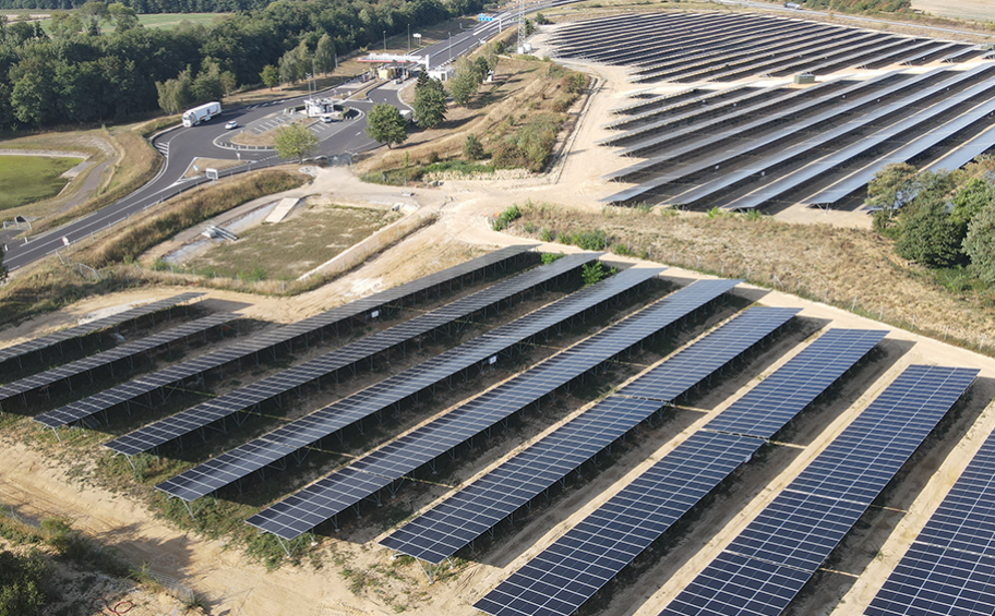 Eiffage Concessions et EDF Renouvelables mettent en service la centrale solaire de Subligny, première de trois centrales réalisées sur des délaissés autoroutiers APRR