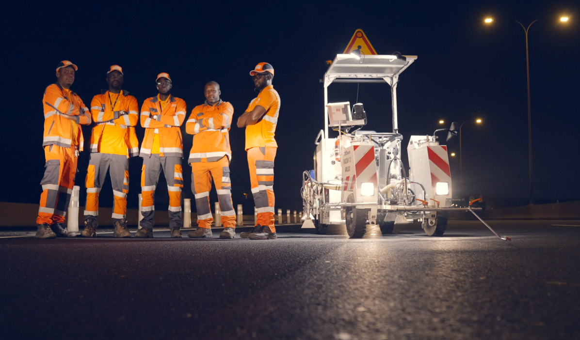 Equipe de nuit pour l'entretien de l'autoroute de l'avenir